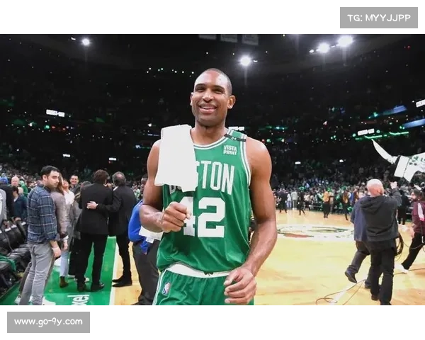 凯尔特人主场致敬霍福德,播放其生涯纪录片 凯尔特人主场致敬霍福德,播放其生涯纪录片